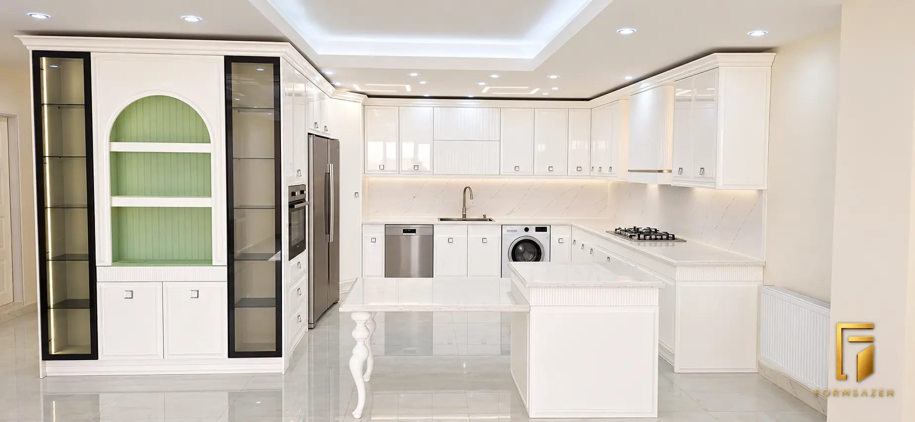 کابینت پولیشی سفید با جزیره و میز ناهارخوری در شاهین‌ویلا کرج