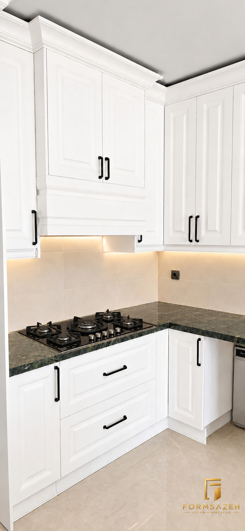 جزئیات کابینت زمینی، صفحه و نور زیر کابینت؛ پروژه آقای جوینده در باغستان، اجرای فرمسازه